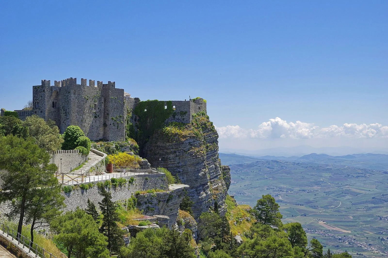 Castello di Venere a Erice sulla rupe, con vista sulla piana