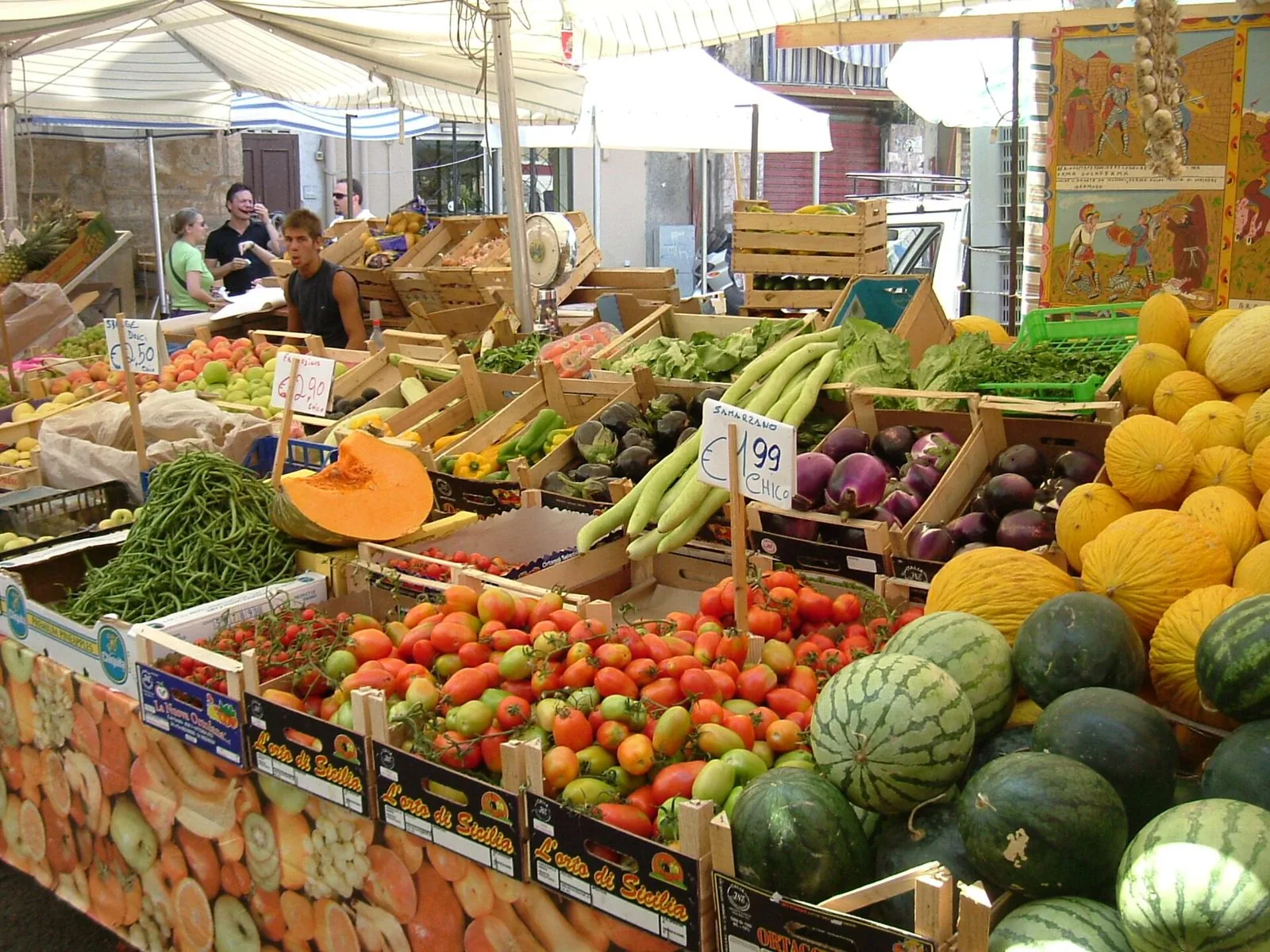 Banco di frutta e verdura al mercato di Ballarò, Palermo