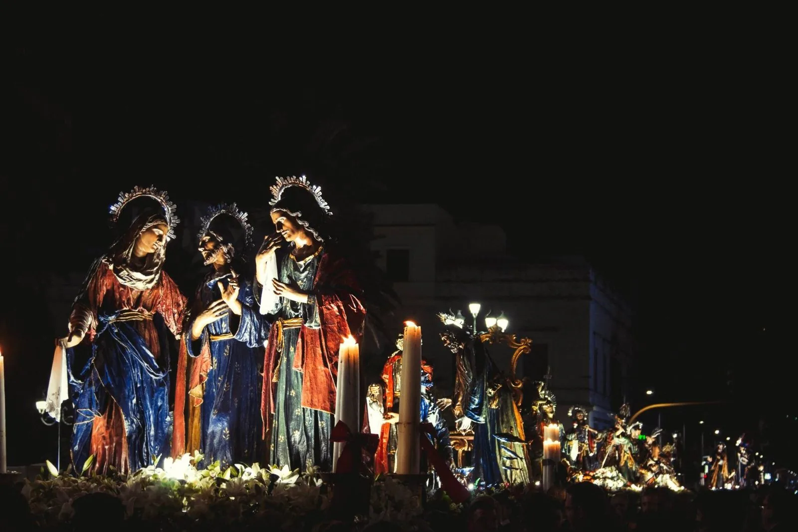 Gruppo sacro dei Misteri di Trapani durante la processione notturna