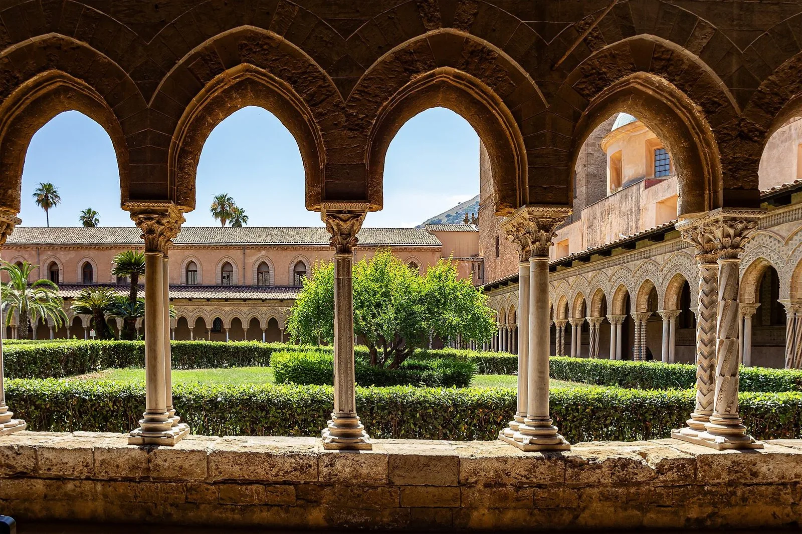Chiostro del Duomo di Monreale (Santa Maria La Nuova) con archi e colonnine
