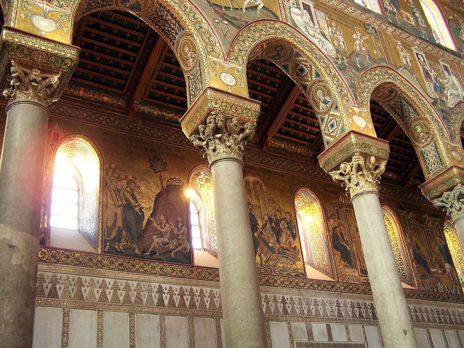 Navata del Duomo di Monreale con colonne e mosaici dorati