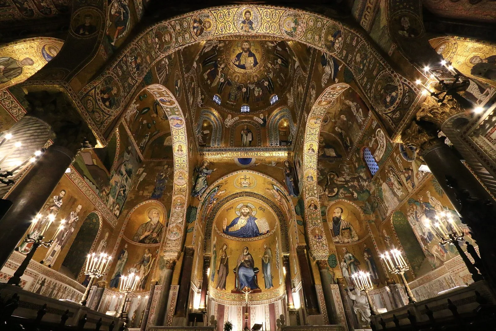 Interno della Cappella Palatina nel Palazzo dei Normanni, Palermo, con i mosaici bizantini dell'abside